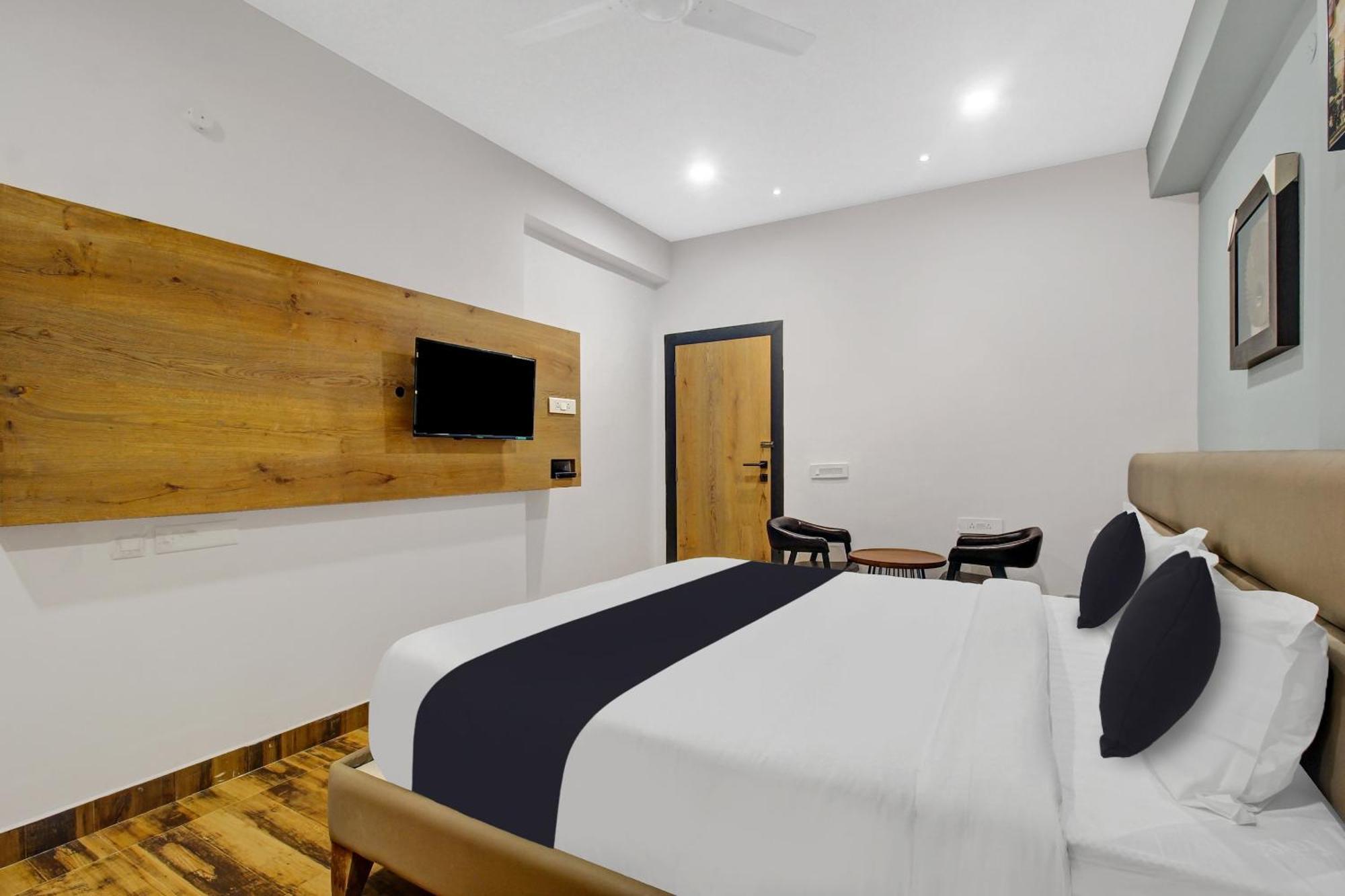 Super Townhouse Oak Hitec City Near Image Hospital Hyderabad Eksteriør billede