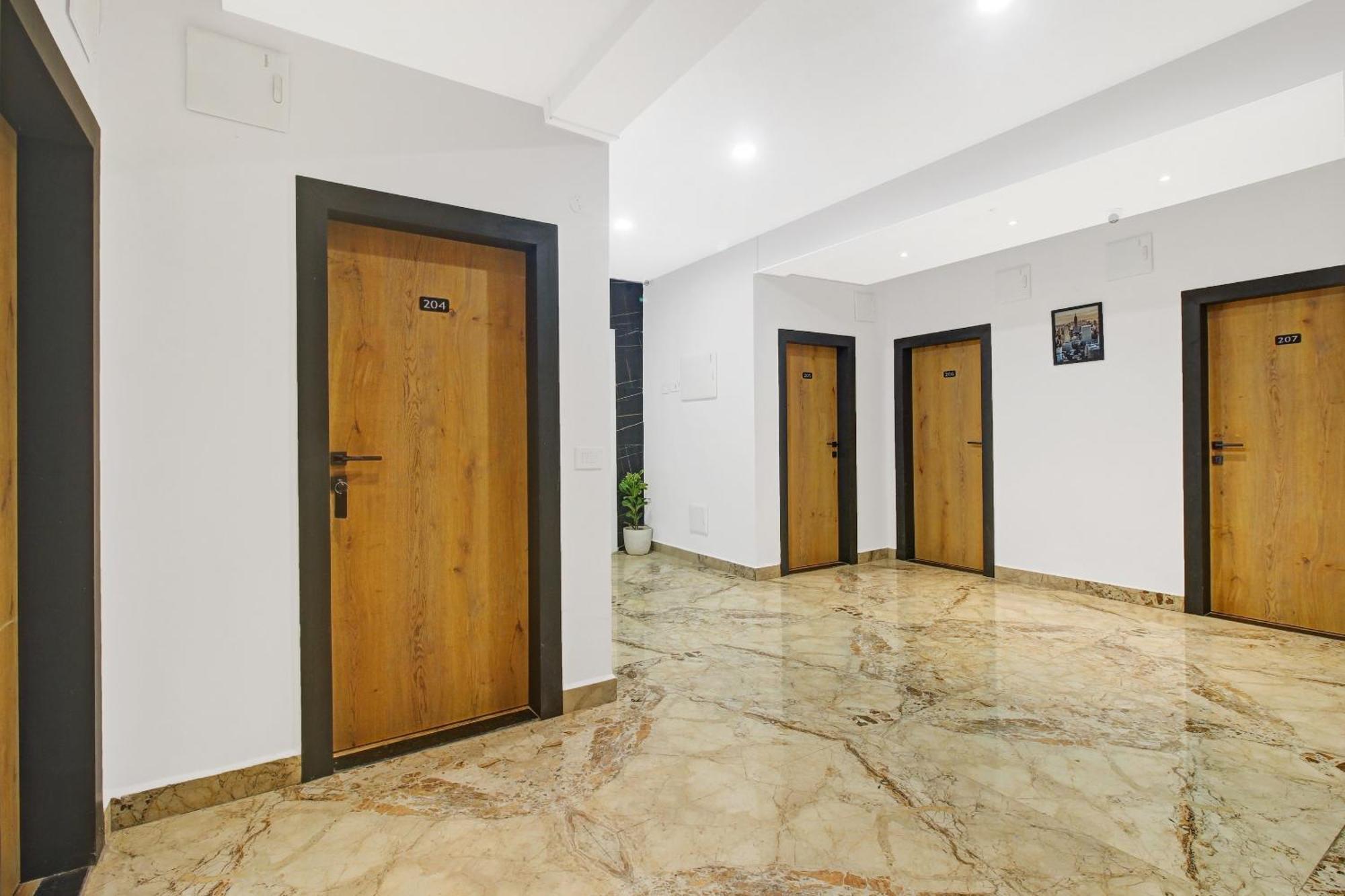 Super Townhouse Oak Hitec City Near Image Hospital Hyderabad Eksteriør billede