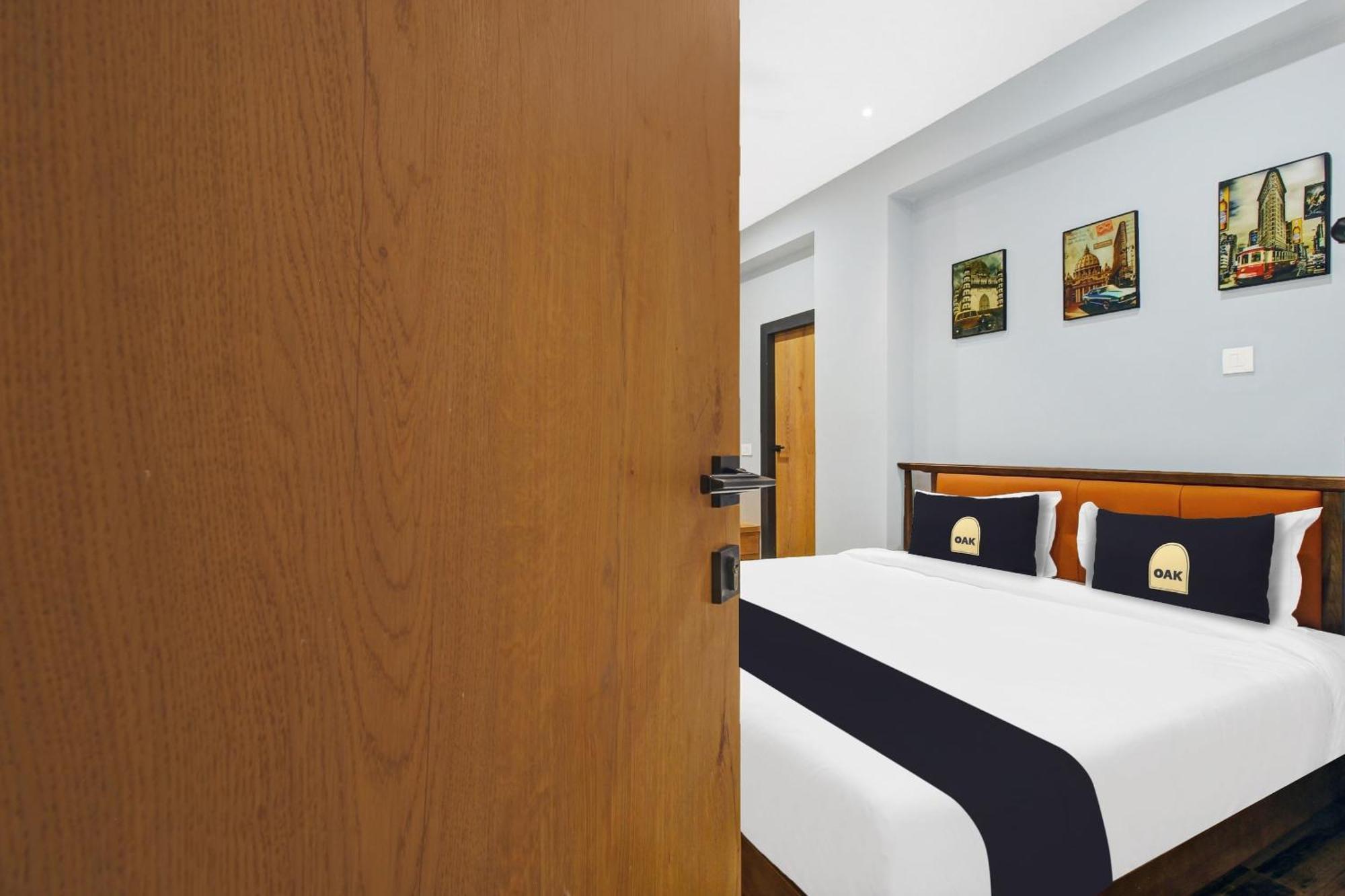 Super Townhouse Oak Hitec City Near Image Hospital Hyderabad Eksteriør billede