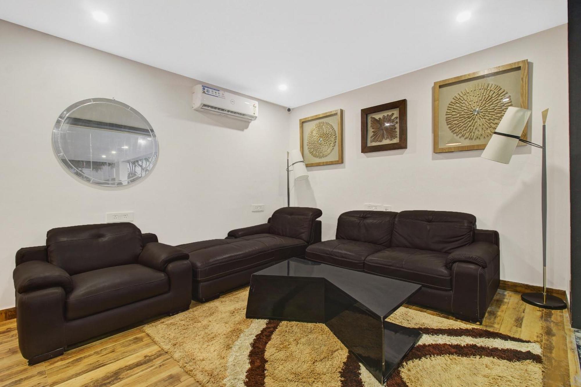 Super Townhouse Oak Hitec City Near Image Hospital Hyderabad Eksteriør billede