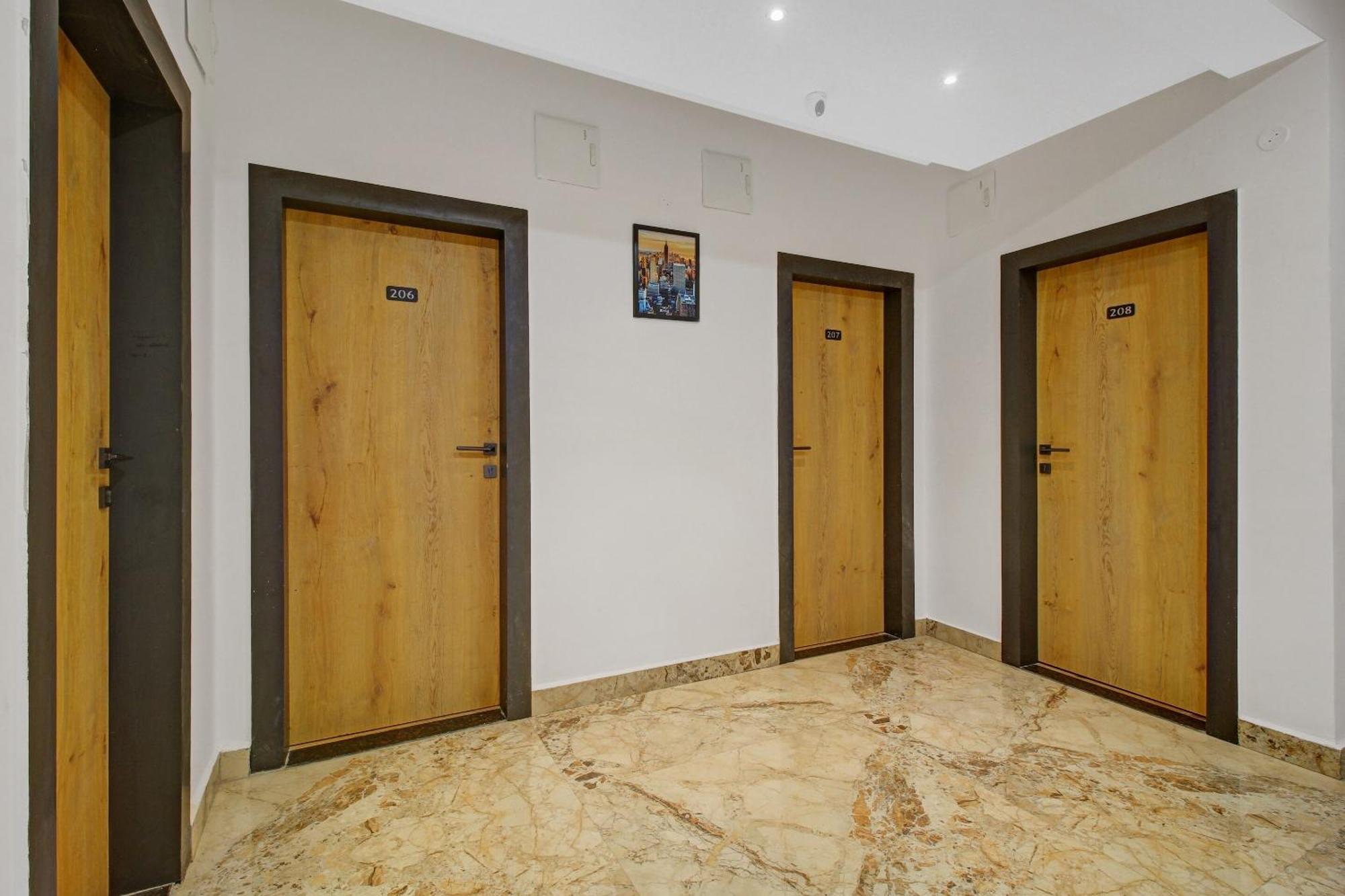 Super Townhouse Oak Hitec City Near Image Hospital Hyderabad Eksteriør billede